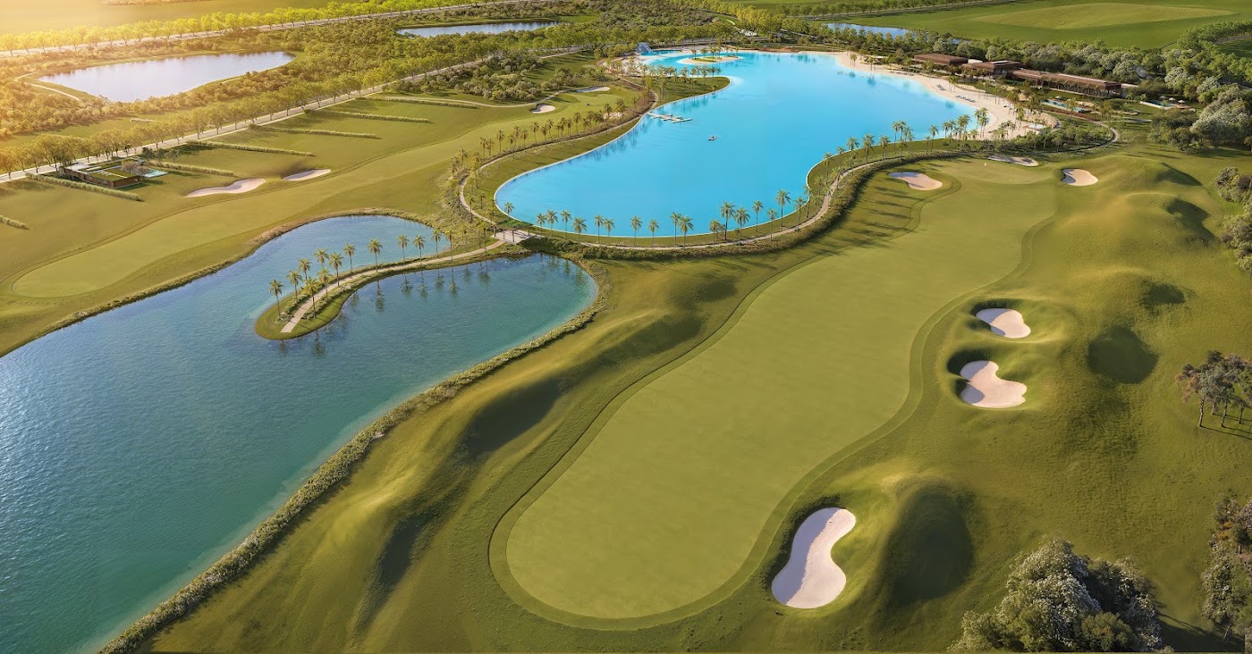 Campo de golfe de 18 buracos com a lagoa ao fundo